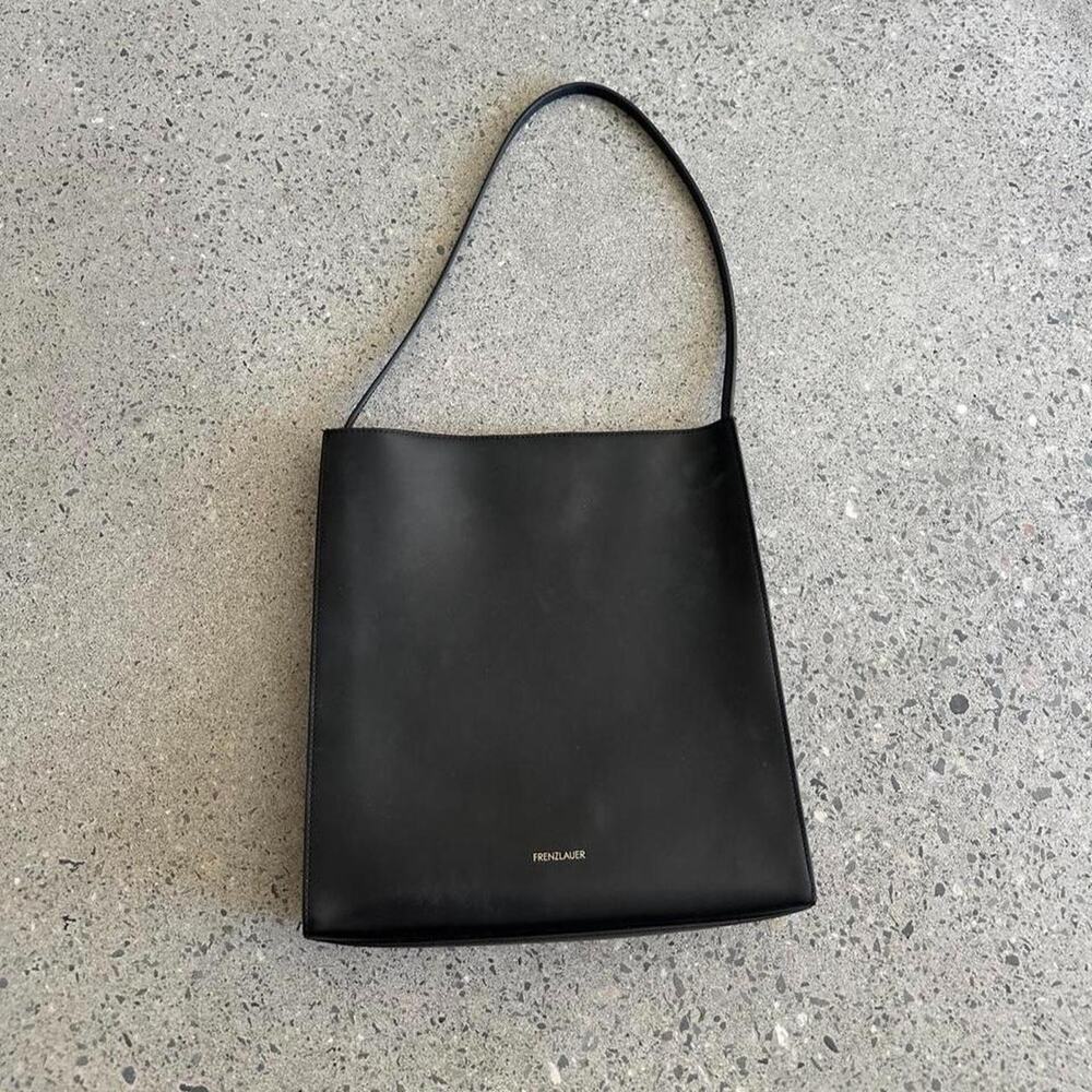 Frenzlauer Square Shoulder Bag – Black Leather – Made in Italy